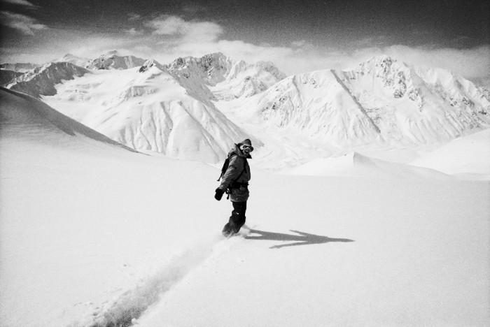 f5_hp5_338_victor_delerue_super_fish_man_riding_down_glacier_followcam_hd_small.jpg