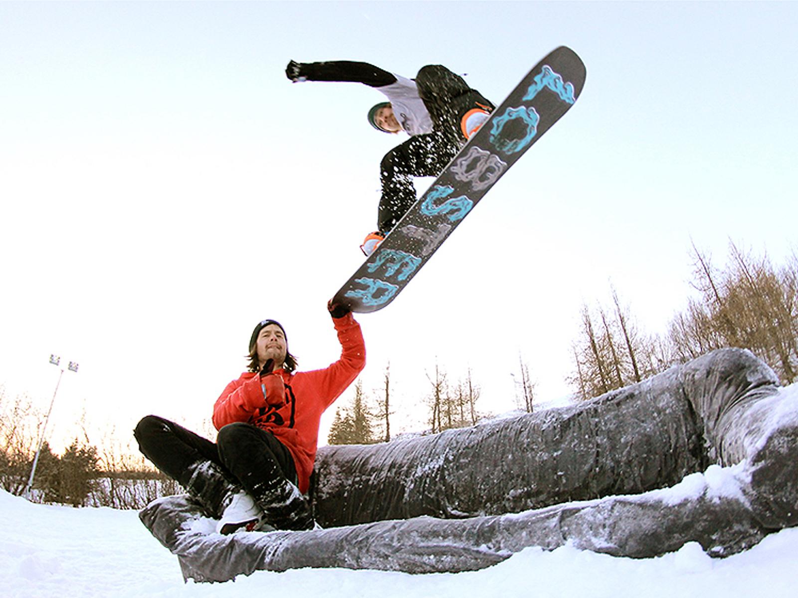 Gulli_grabbing_Eiki_-_MethodMag.jpg