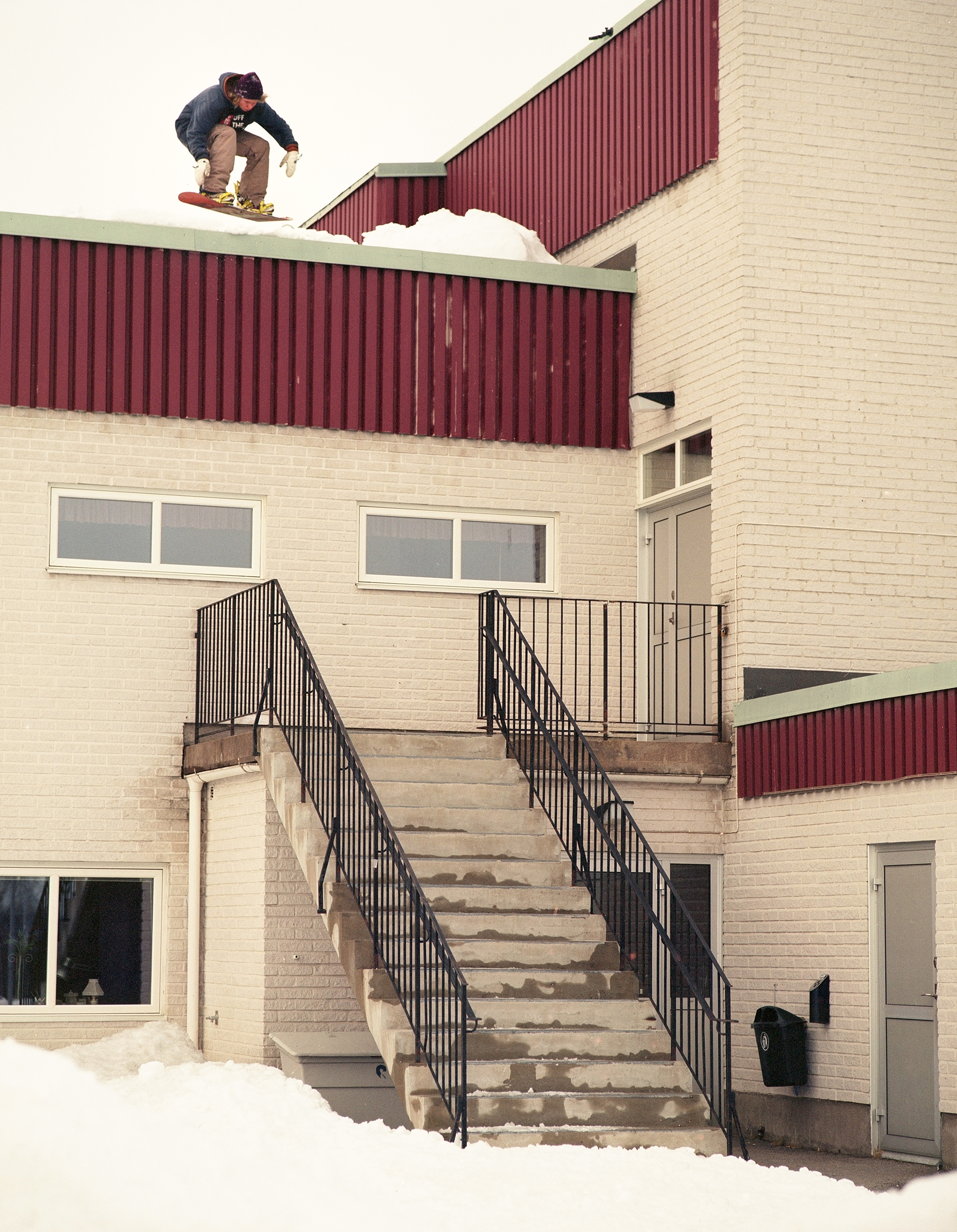 F5_160vc_073_Cees_Wille_suicidal_roof_drop_to_boardslide_HD.jpg