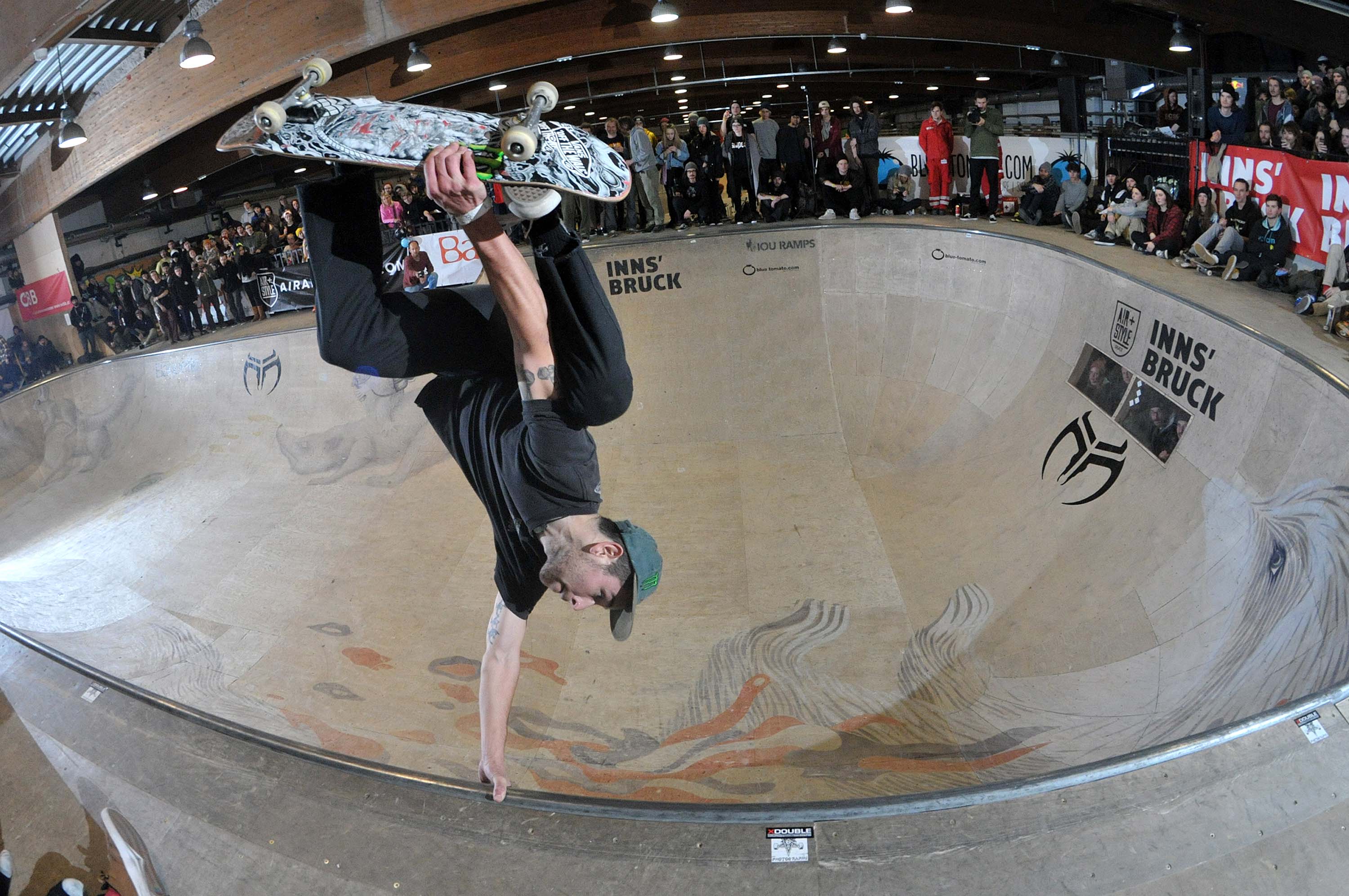 Air+Style2017-Skate_SamBacket_Invert-to-Fakie.jpg